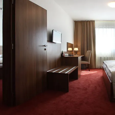 Saffron Hotel 4*